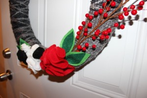DIY Christmas Holiday Yarn Wreath SohoSonnet Creative Living